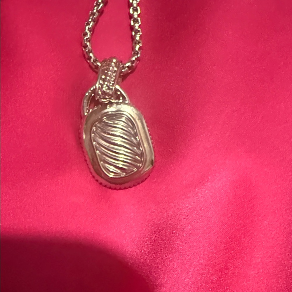 Elegant Silver Pendant Necklace - Picture 5 of 9